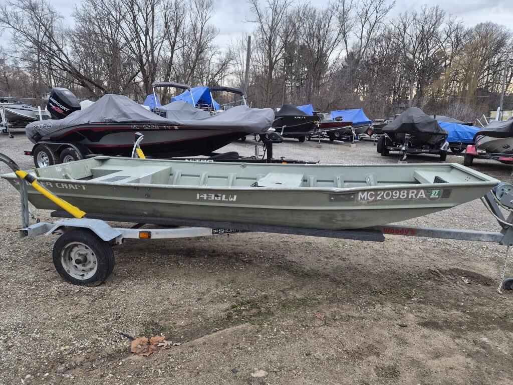 High-quality fishing boat available at Camp & Cruise, perfect for outdoor boating adventures.