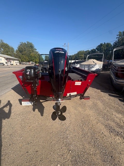 High-performance speedboat with powerful engine at Camp & Cruise. Perfect for water adventures and leisure.