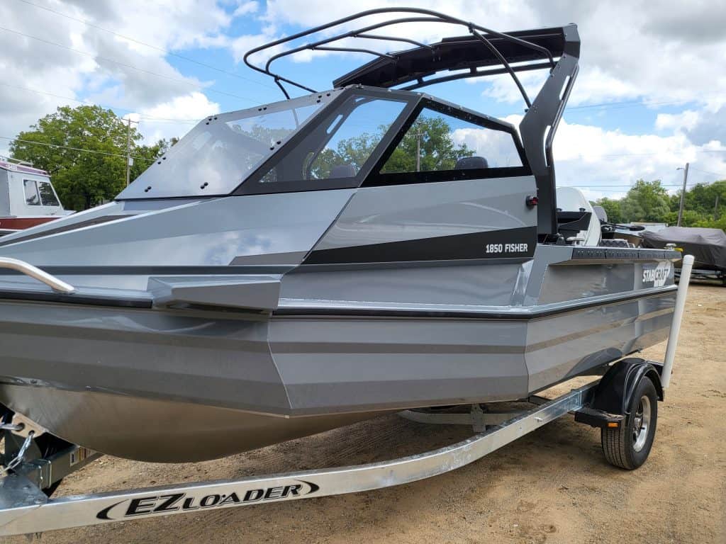 High-performance fishing and recreational boat at Camp & Cruise. Perfect for outdoor adventures.