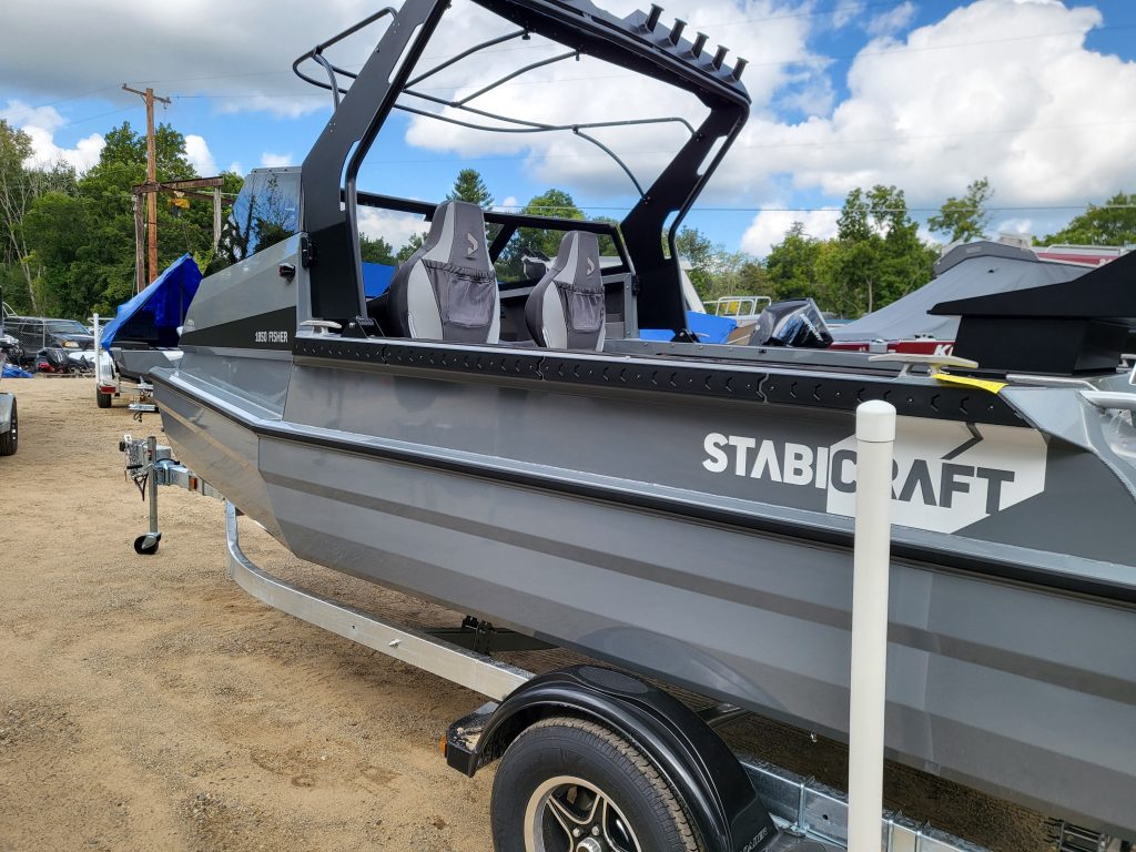 High-performance aluminum fishing boat at Camp & Cruise with dual seats. Perfect for fishing and outdoor activities.